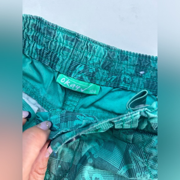 Green shorts/3-4 boy - Picture 2 of 5